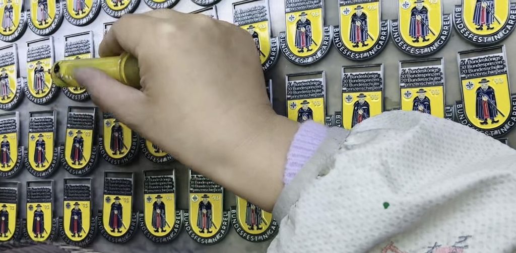 Nachproduktion des Bundesfest-Ordens von 1993 in Handarbeit