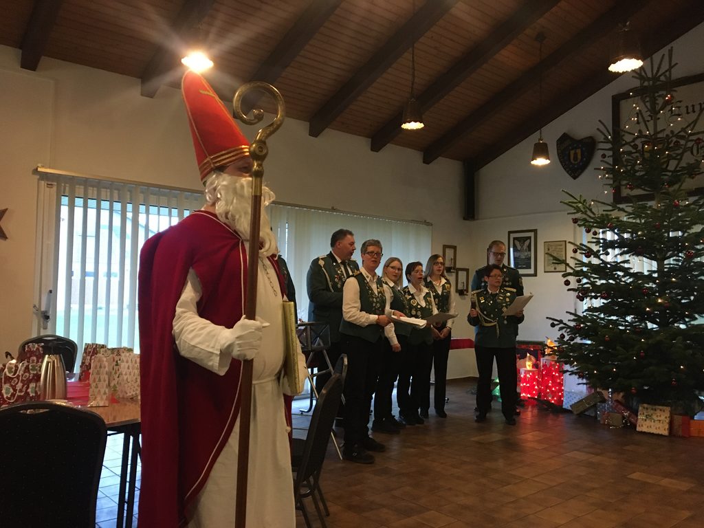 Besuch des Nikolaus‘ bei der Weihnachtsfeier bis zur Umgestaltung dieser Veranstaltung