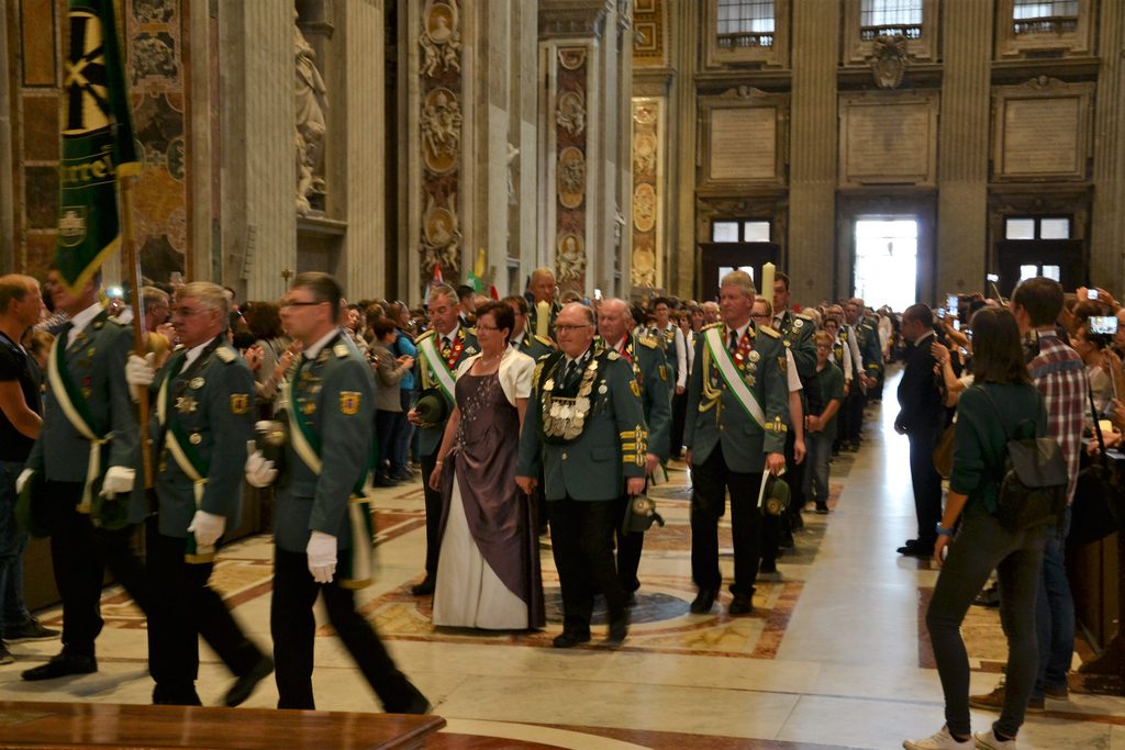 Durch ein großes Spalier zieht die Schützengilde Garrel in Uniform in den Petersdom ein, fotografiert von Touristen Foto Hubert Looschen