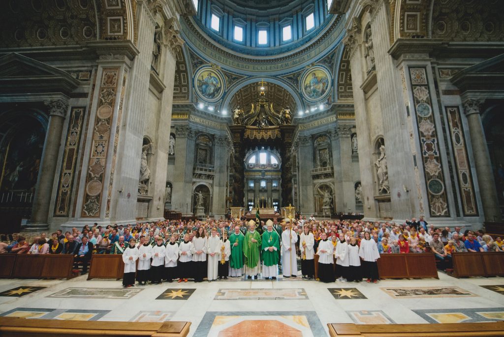 Die Garreler Reisegruppe und Geistlichkeit vor der beeindruckenden Kulisse des Petersdoms