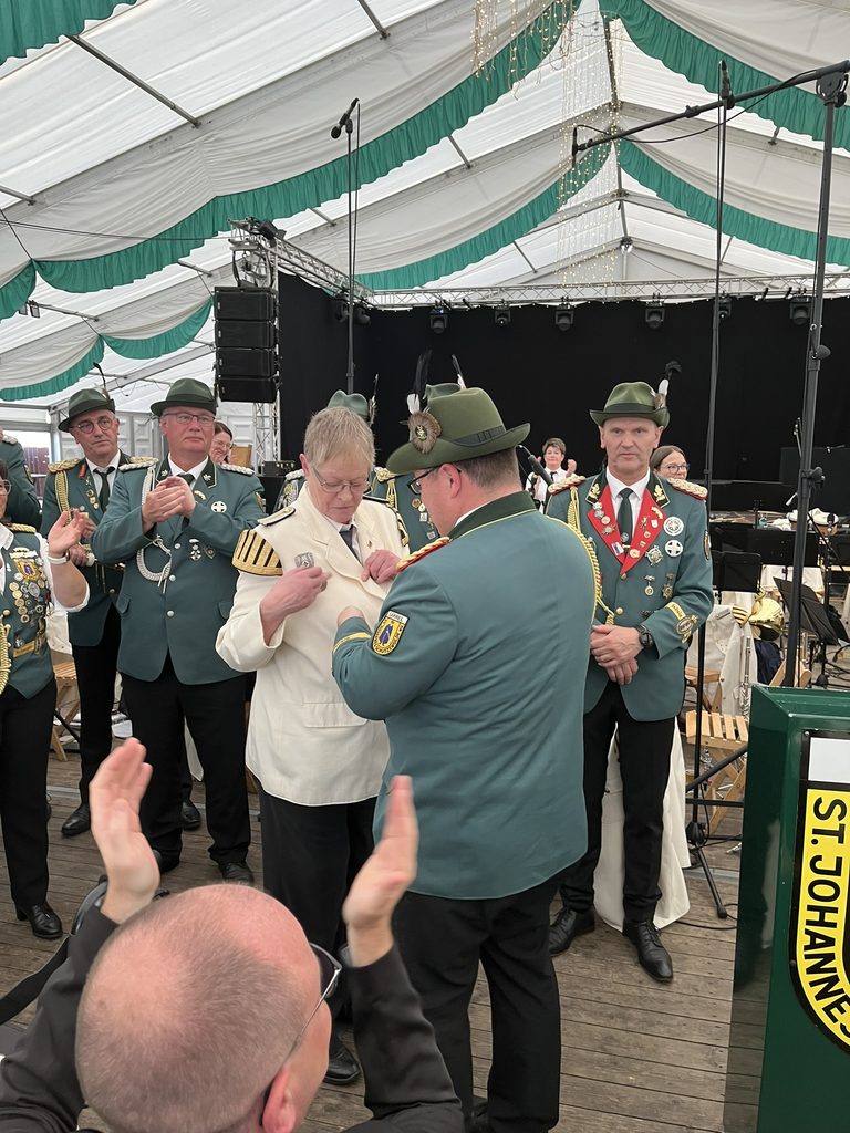 Adelheid Brackland wird für jahrzehntelanges Engagement als Trompetenspielerin bei hunderten Beerdigungen mit der Schützenmusikerauszeichnung in Gold geehrt