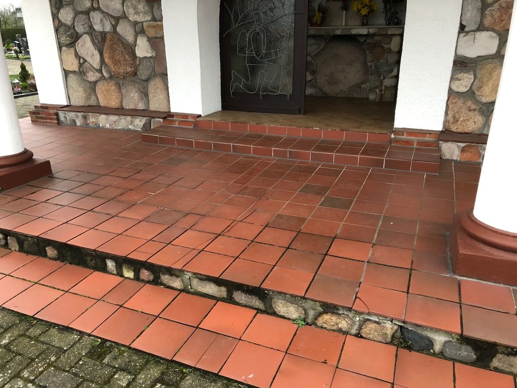 Der Eingangsbereich der Friedhofskapelle vor der Sanierung