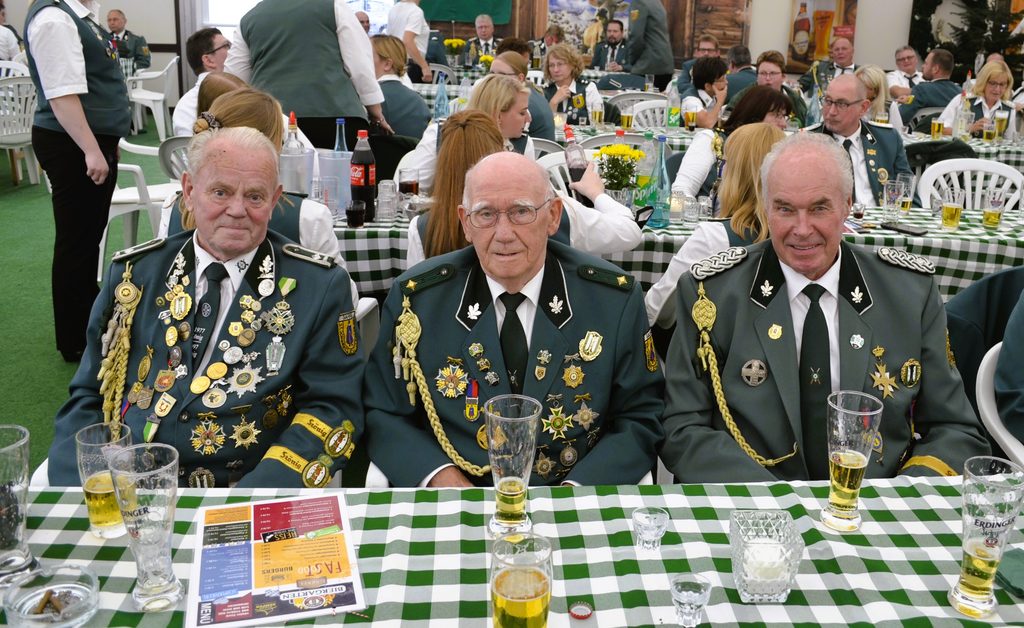 Drei verdiente Veteranen 2021 Albert 'Möller Ü' Müller Paul 'Stroatpaul' Lüken und Heribert 'Kreyen Herbert' Otten