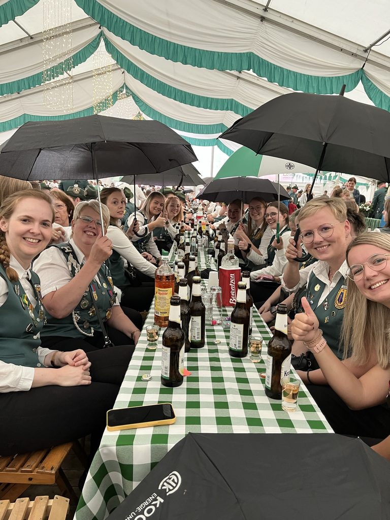 Seltenheitswert beim Schützenfest 2023 - Gewitterschauer im Zelt