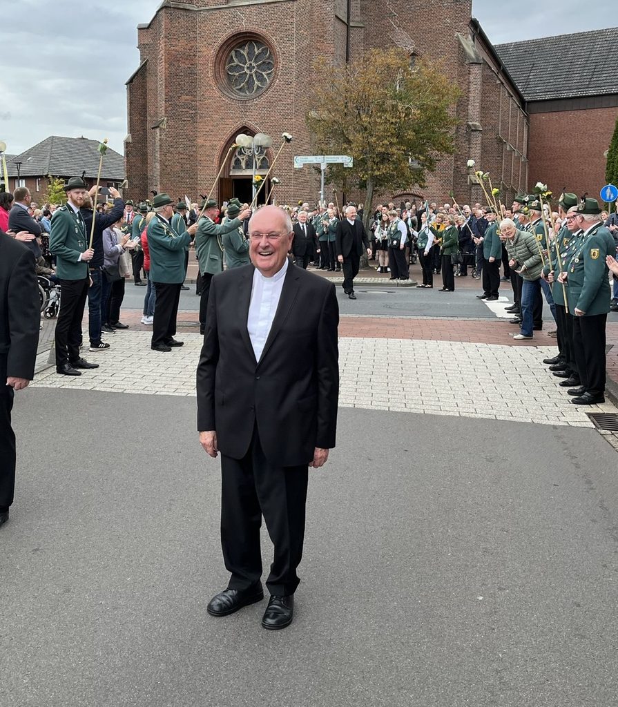 Die Straßen sind von Schützen gesäumt als Präses Pfarrer Paul Horst verabschiedet wird