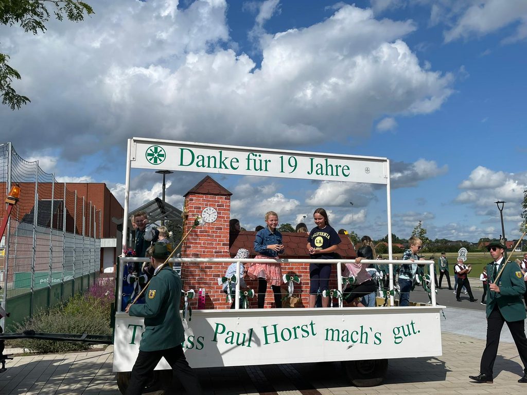 Auch die Kinder sagen mit ihrem Festwagen 'Tschüß Paul Horst'