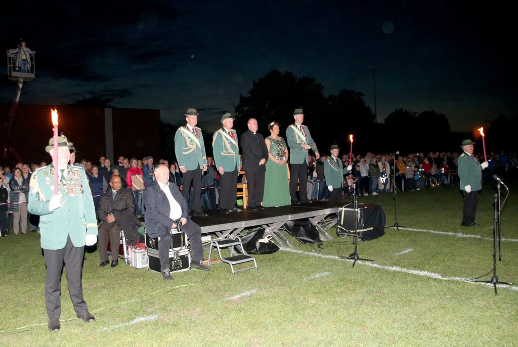 Jubilar Königin und Honoratioren beim Großen Zapfenstreich