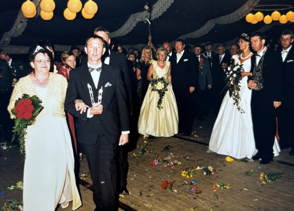 Kaiser Bernhard Högemann und König Herbert Holthaus mit Königinnen und Thronen 2001