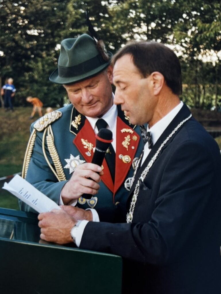 Kaiser Bernhard Högemann hält seine Inthronisierungsrede 2001