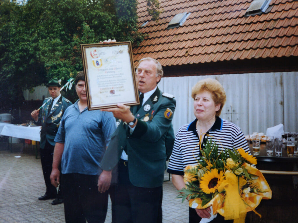 Bernd Wübben ehrt 1999 als Regierungssprecher der Kompanie V Günther und Irmgard Tabeling für 25 Jahre Bewirtung am Schützenfestmontag