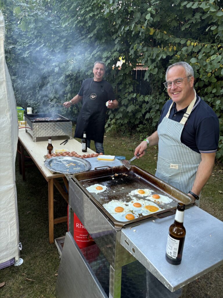 Kein Hähnchenkingschießen ohne beste Verpflegung, hier durch Paul Kröger und Volker Winner